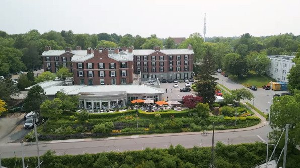 Airport to Queen's Landing Hotel