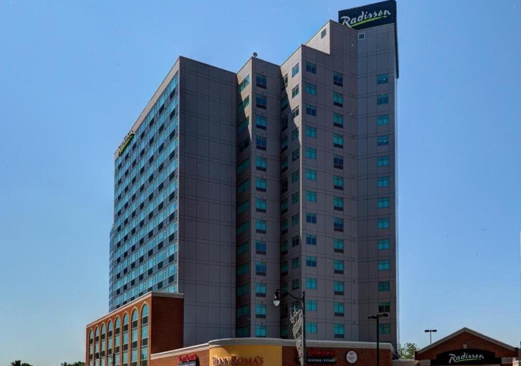 Airport to Radisson Hotel & Suites Fallsview by Taxi​