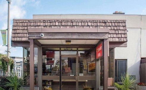 Econo Lodge by the Falls Toronto